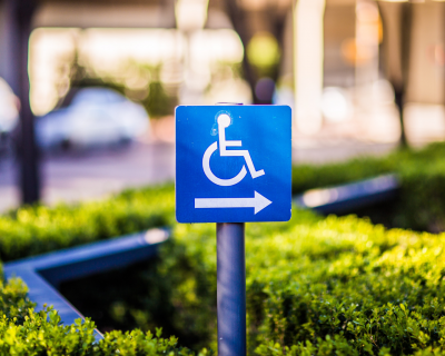 Accesibilidad en comunidades de Barcelona: puertas automáticas para personas con movilidad reducida