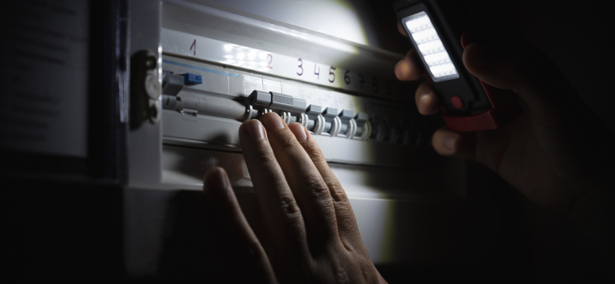¿Qué pasa si se va la luz? Sistemas de emergencia y apertura manual en las puertas automáticas de portales
