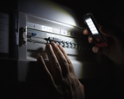 ¿Qué pasa si se va la luz? Sistemas de emergencia y apertura manual en las puertas automáticas de portales