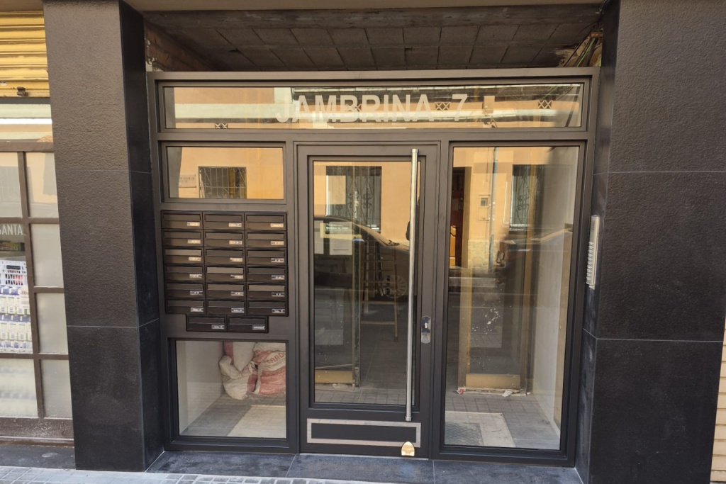 Automatizar puertas antiguas de portal en Barcelona - Mosimatic