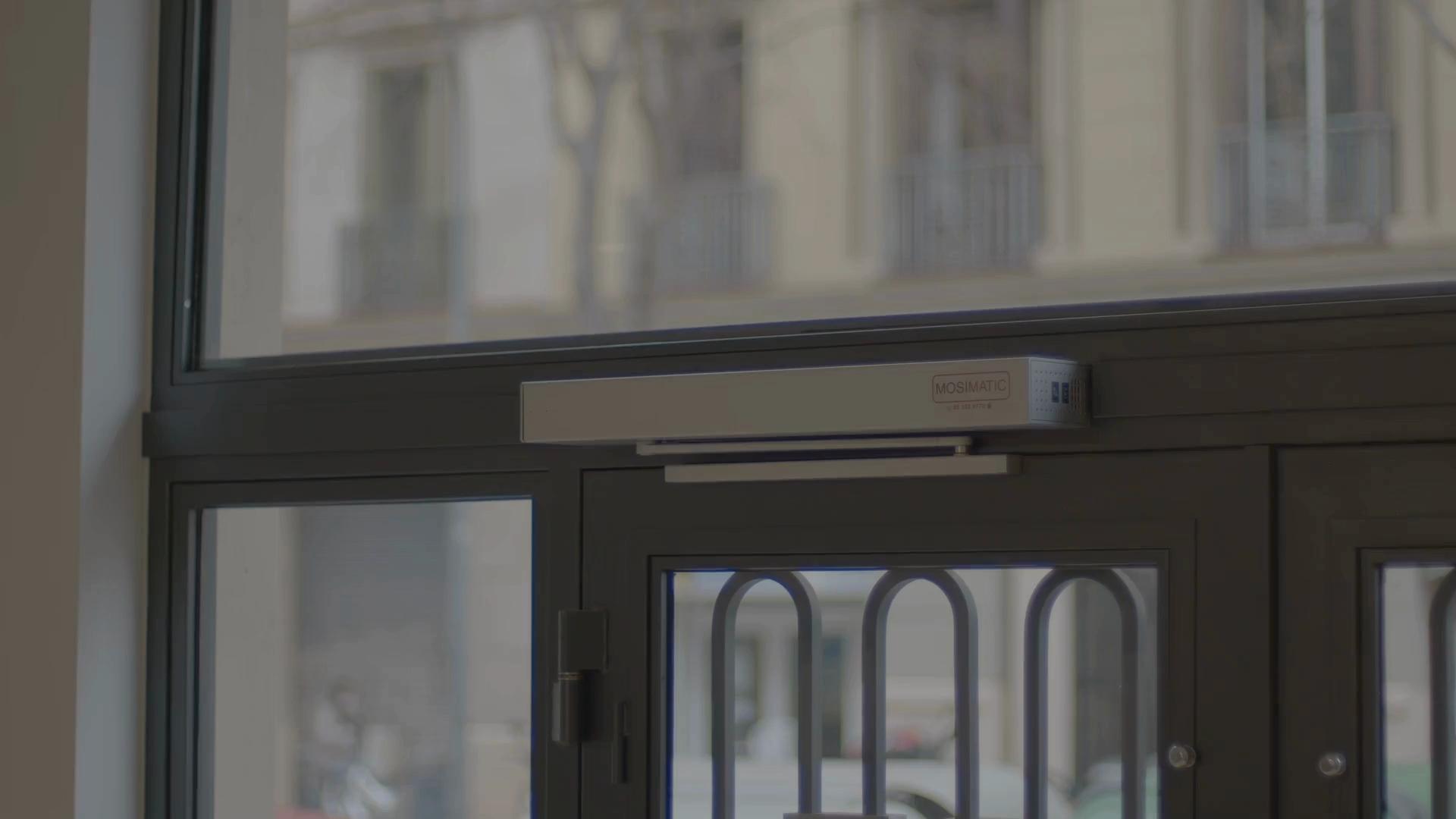 Motor Mosimatic instalado en puerta de comunidad en Barcelona